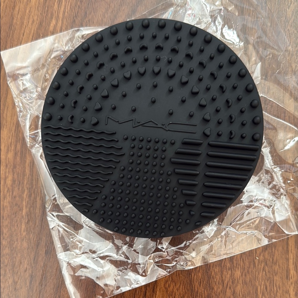 MAC Black Makeup Brush Cleaner